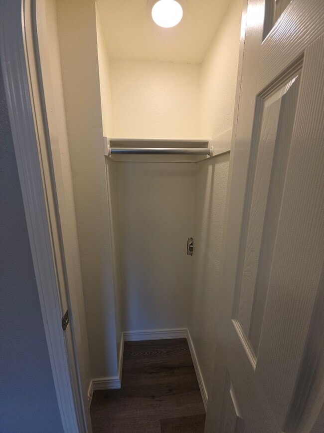 Building Photo - 709 W 13th St