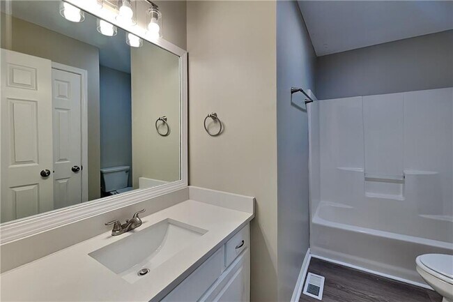 Building Photo - 6778 Oakhurst Ct