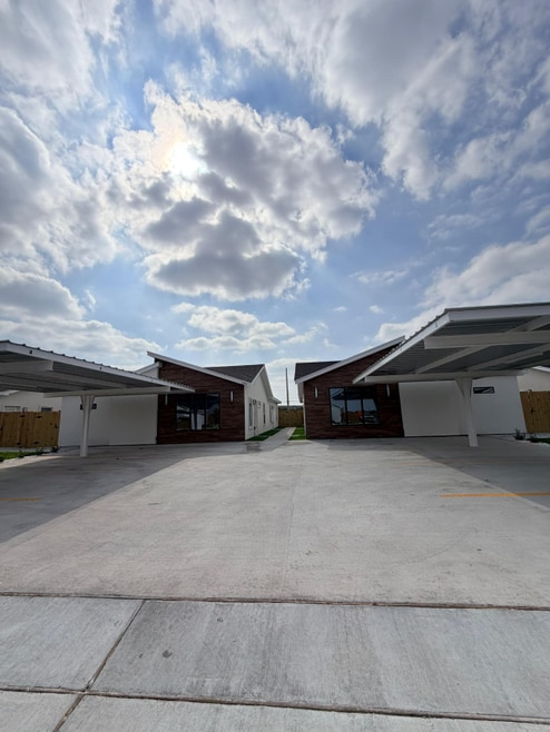 Building Photo - 2300 E San Andrea St