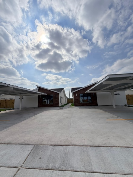 Primary Photo - 2300 E San Andrea St