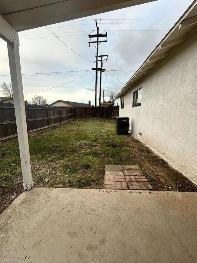 Building Photo - 1941 Reseda Ln