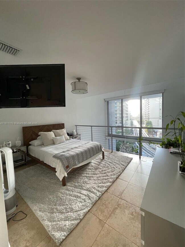 Building Photo - 1050 Brickell Ave