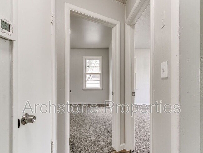 Building Photo - 2312 Mustang St
