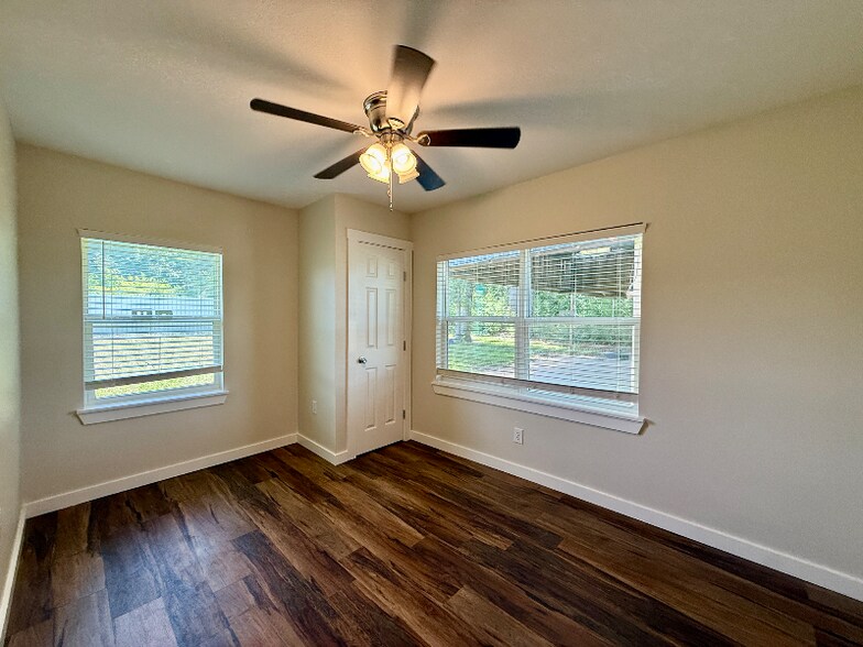 Building Photo - 3906 E Denman Ave