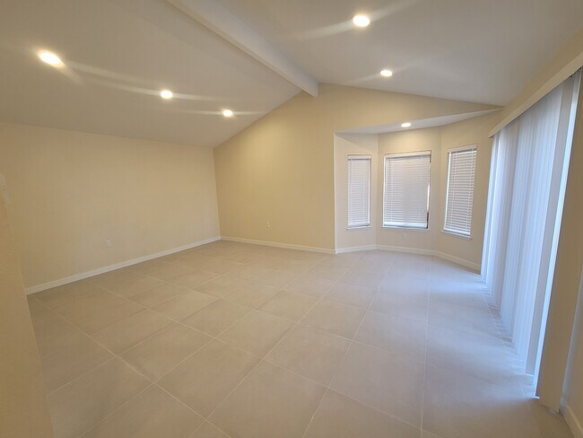 Building Photo - 462 Avenida Adobe