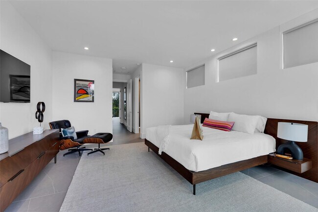 Building Photo - 1730 SE 13th St