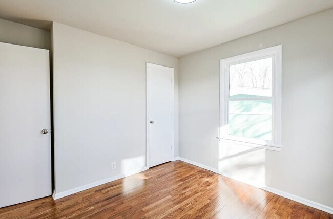 Building Photo - 3713 Woodlawn Terrace