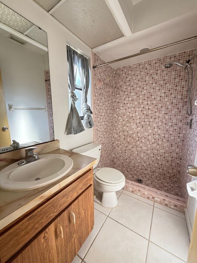 Building Photo - 2/2 Single Family Available Now!