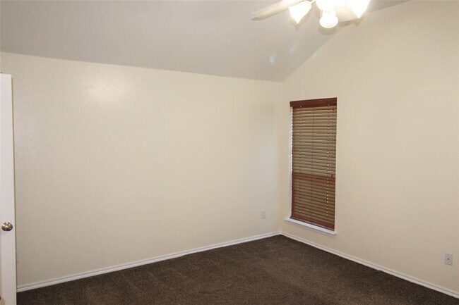 Building Photo - 512 Woodsong Dr