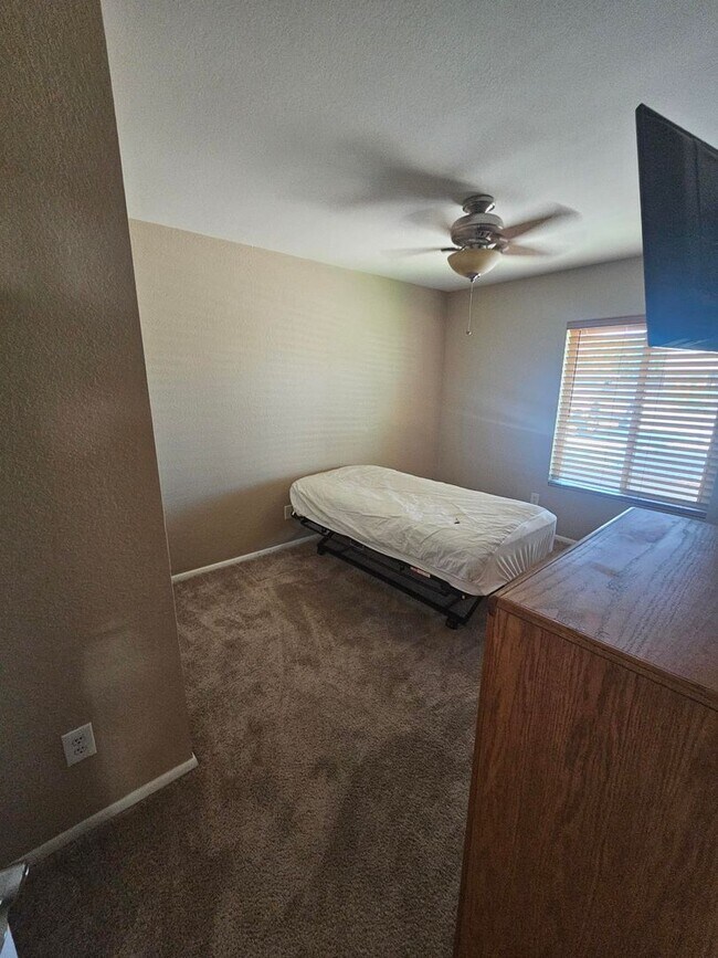 Building Photo - 3 Bedroom 2 Bath Furnished Home