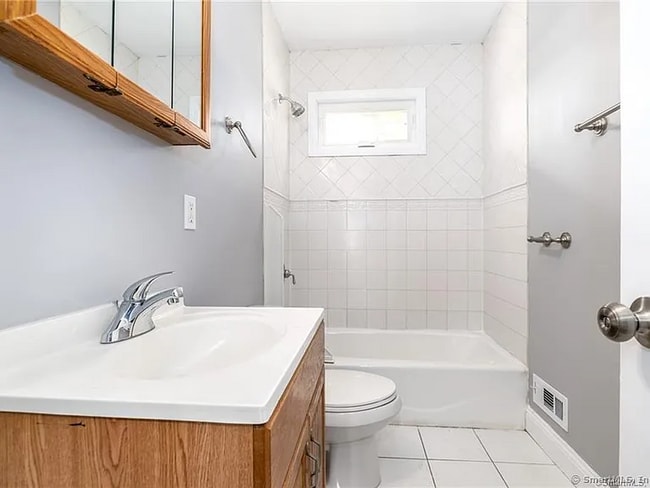 Building Photo - Sophisticated townhouse-style living offering 3 bedrooms, 2 baths