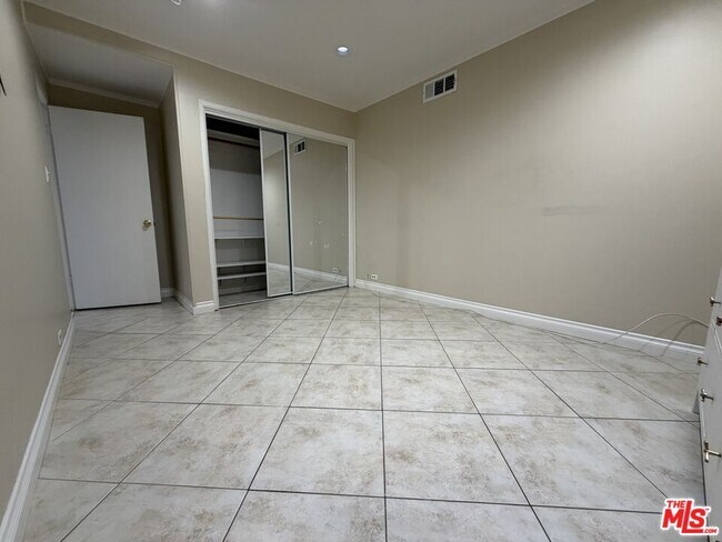 Building Photo - 10609 Reseda Blvd