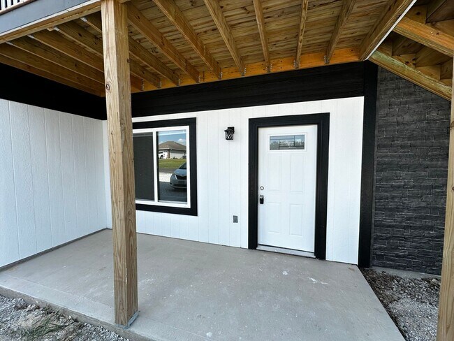 Building Photo - 411 Hillcrest Dr