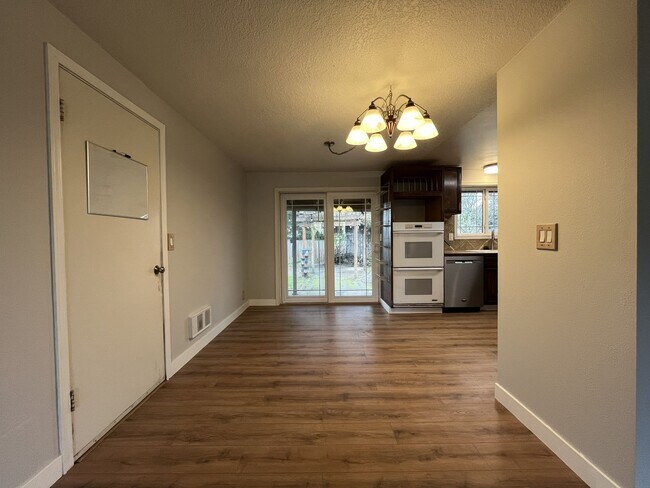 Building Photo - Beautifully Maintained Single-Level 3 Bedroom Home in North Plains Featuring Flexible Living Spac...