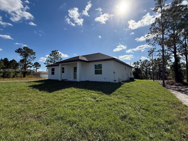 Building Photo - 1121 Florence St E