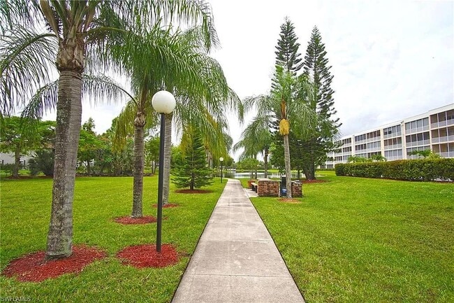 Building Photo - 14801 Park Lake Dr