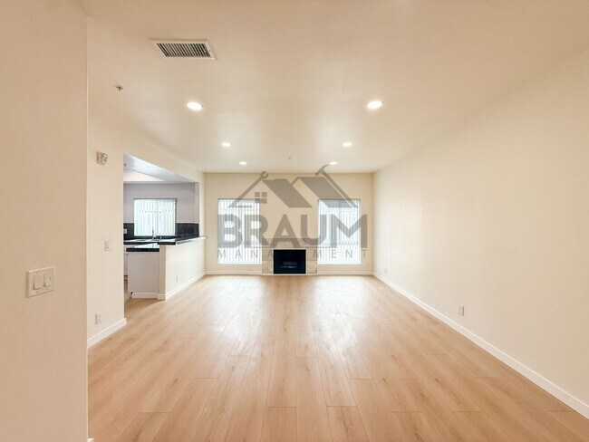 Building Photo - 11035 Moorpark St