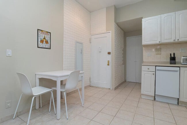 Building Photo - 250 E 82nd St