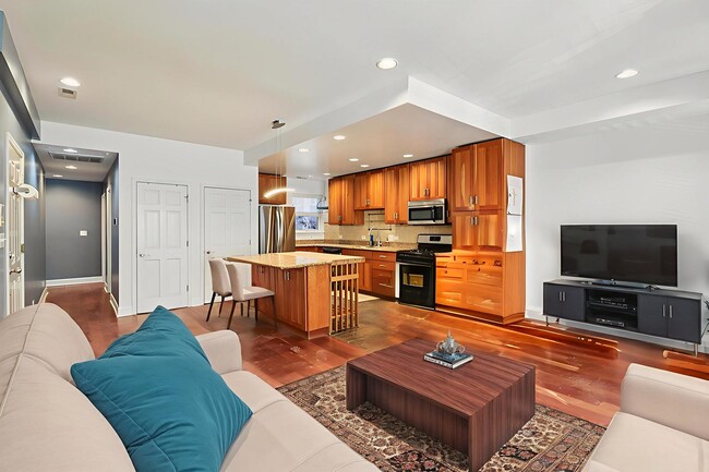 Building Photo - 7622 N Greenview Ave