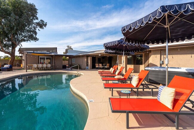 Building Photo - 6235 E Thunderbird Rd