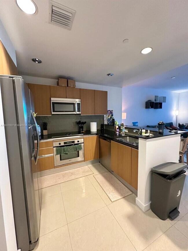 Building Photo - 1060 Brickell Ave