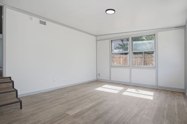 Building Photo - 549 E Ercoupe Dr
