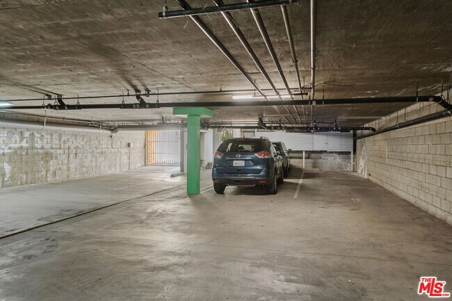 Building Photo - 843 N Martel Ave