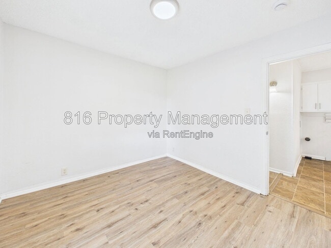 Building Photo - 1309 E 84th Terrace