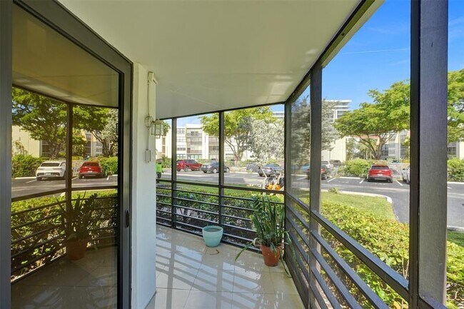 Building Photo - 20400 W Country Club Dr