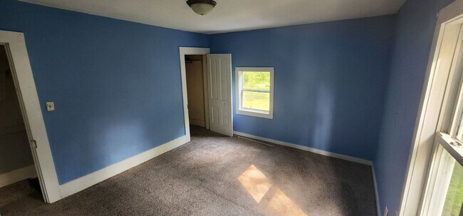 Building Photo - Charming 4 Bedroom House on Briant St