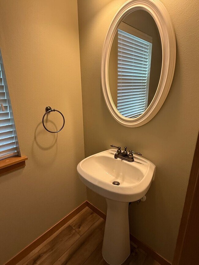 Building Photo - Beautifully Refurbished and updated Townhome style Home in Southeast Portland