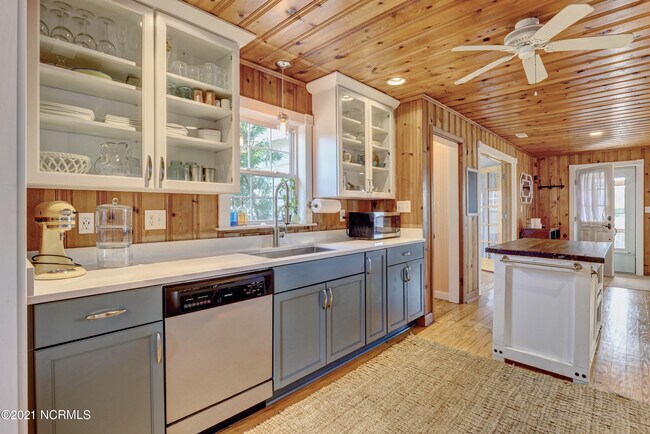 Building Photo - 2681 Island Dr
