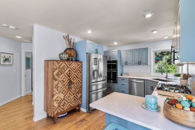 Building Photo - Beautiful bright home with large yard, fin...