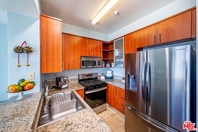 Building Photo - 620 S Gramercy Pl