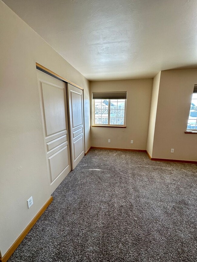 Building Photo - Opportunity in Broadwater Court Community