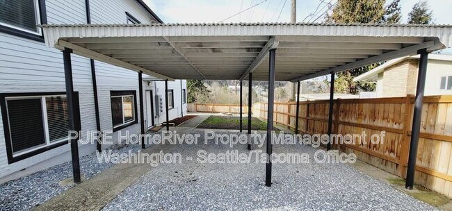 Building Photo - 3216 E Roosevelt Ave