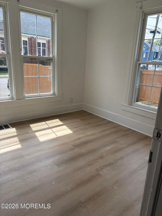 Building Photo - 68 Maple Ave