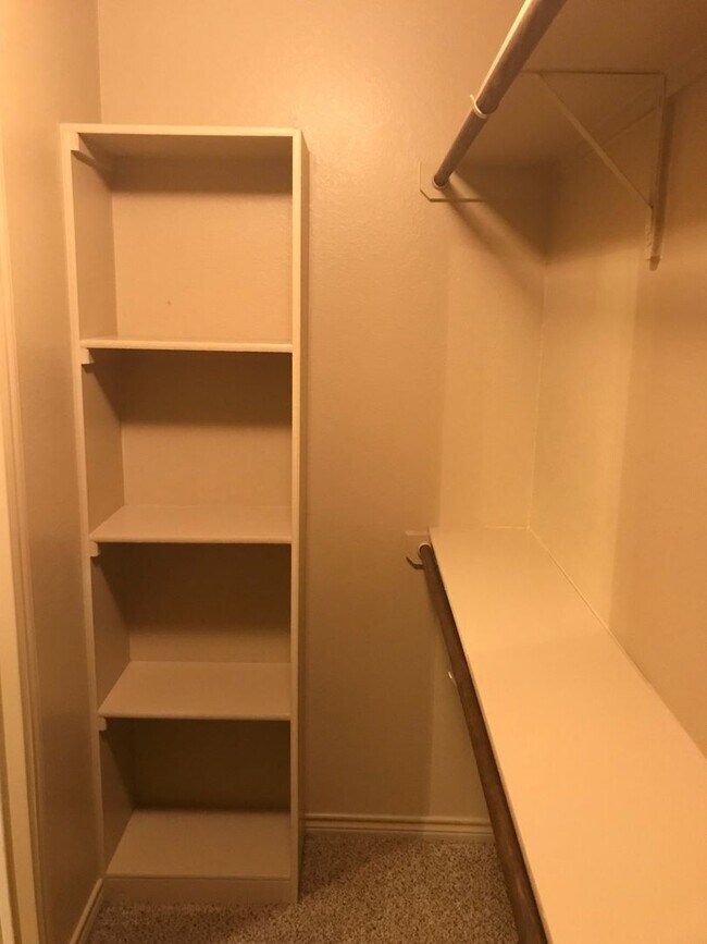 Building Photo - 3 bedroom 2 bath Duplex Text 302-231-7228 for more info