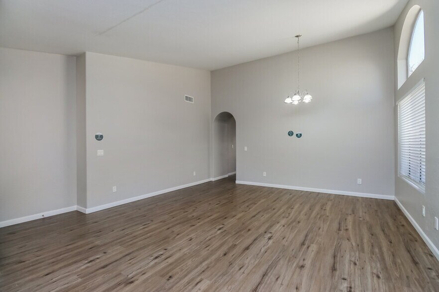 Building Photo - 1730 W San Remo St