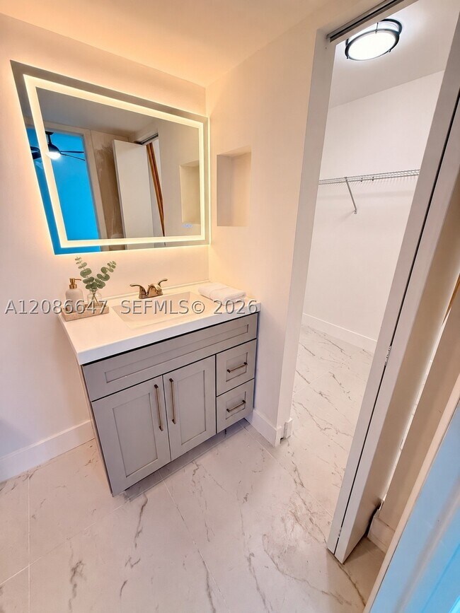 Building Photo - 1811 Sabal Palm Dr