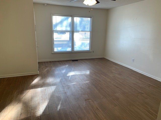 Building Photo - 301 Shiloh Dr