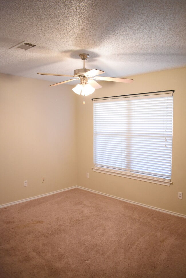 Building Photo - Updated Duplex with Large Basement in Cooper School District!