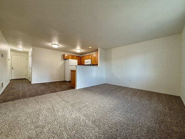 Building Photo - SCHEDULE A TOUR TO VIEW THIS NEWLY UPDATED TOWNHOME IN REDMOND!!