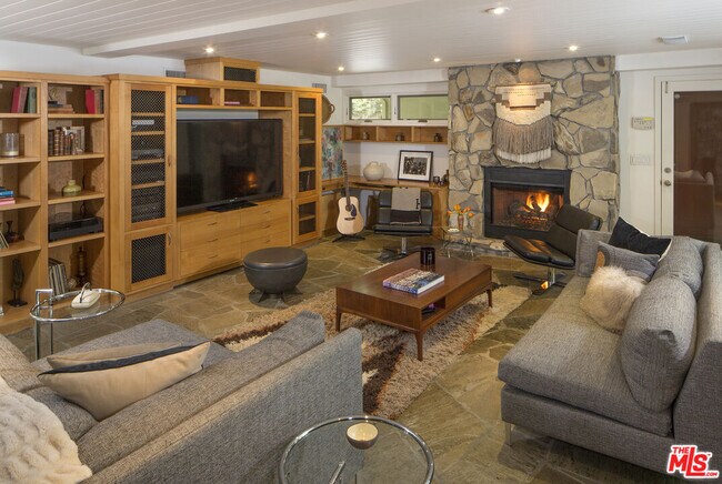 Building Photo - 9769 Oak Pass Rd