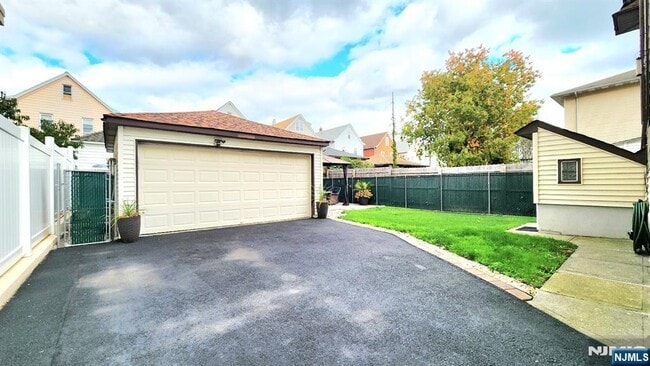 Building Photo - 11 Banta Ave