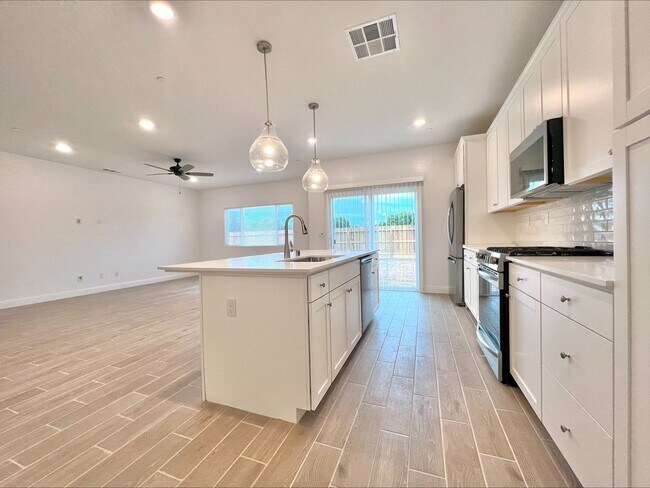 Building Photo - Beautiful 3-Bed, 2-Bath Lennar Home in Daf...