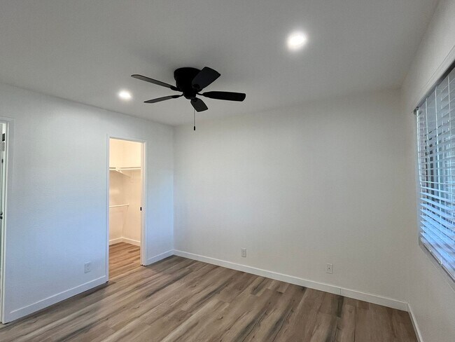 Building Photo - PRICE REDUCED!  Remodeled Ground Level Condo in MV!