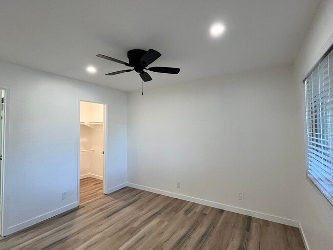 Building Photo - Remodeled Ground Level Condo in MV!