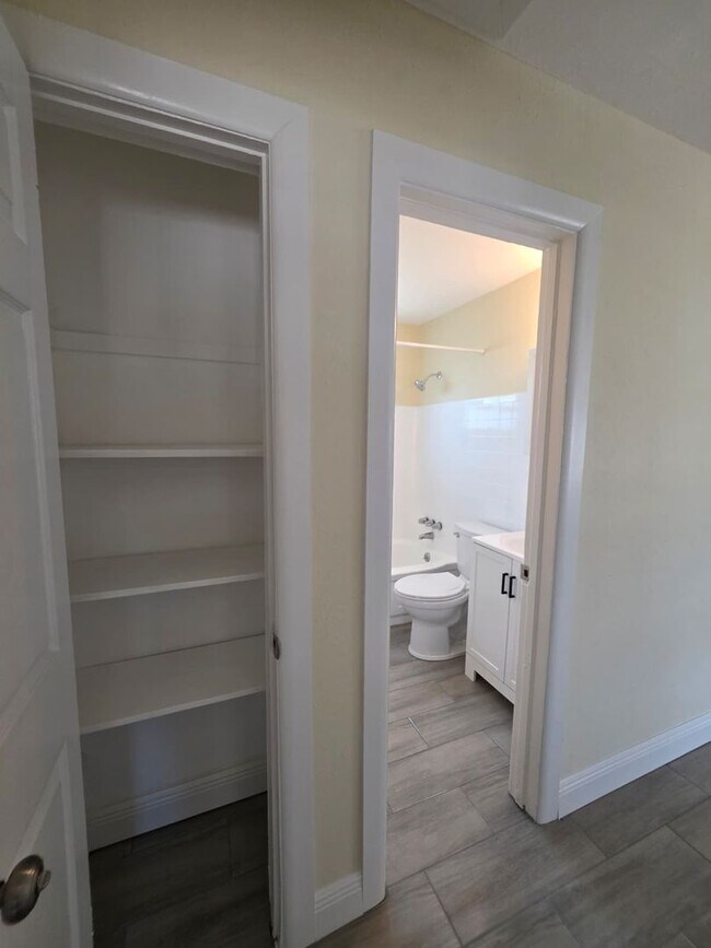Building Photo - Updated 2 Bedroom 1 Bath in Central Gulfport