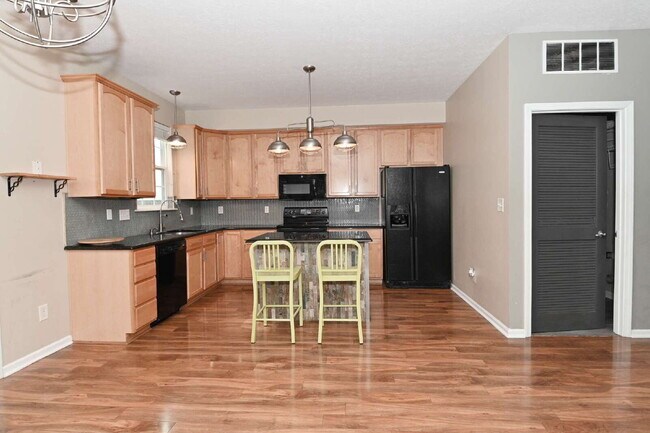 Building Photo - Spacious 4-Bedroom Haven with 2.5 Baths and Nearly 3,000 Sq Ft of Comfort in Indianapolis!